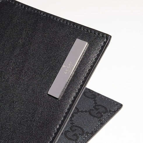 Bi-fold wallet with metal tag
