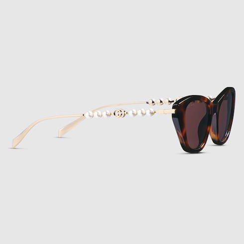 Cat eye frame sunglasses