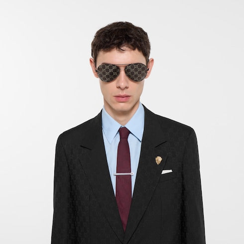 Tie bar with Interlocking G