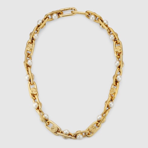 Necklace with mobile pearls