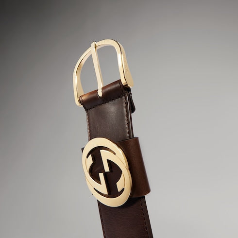 Wide belt with round buckle